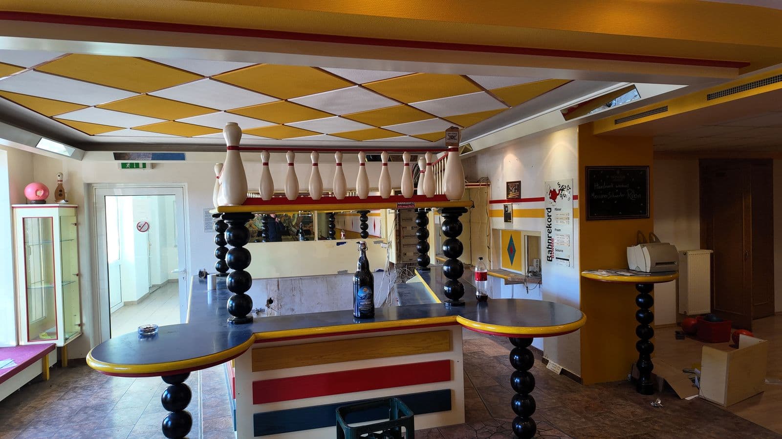 Die alte Bowling-Bar mit buntem Deckenmuster und geschwungenem Tresen