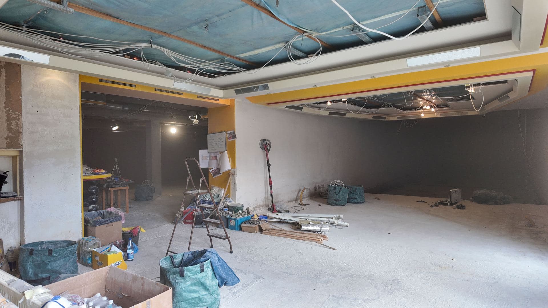 Eingangsbereich im Rohbau mit Baumaterial
